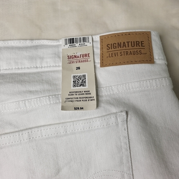 Levi's High Rise Jean Shorts. Plus Size 26W White Denim - Picture 2 of 9